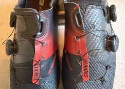 Die Suplest Road Pro Edge+ 2.0 BMC Edition Schuhe sind darauf ausgelegt, Komfort und Effizienz auf der Straße zu bieten. Mit Premium-Funktionen wie dem BOA Li2-System, der ERGO 360° Carbonso | Zubehör / Teile | Veloschuhe | velomarkt.ch