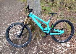 Downhillbike YT Tues Core 4 | Mountainbikes | Downhill Bike | velomarkt.de