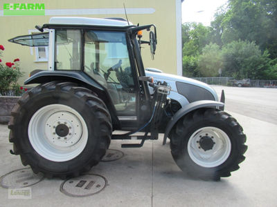 E-FARM: Valtra A85 - Tractor - id YET6SP6 - €33,333 - Year of construction: 2007 - Engine hours: 7,800,Engine power (HP): 90,Austria