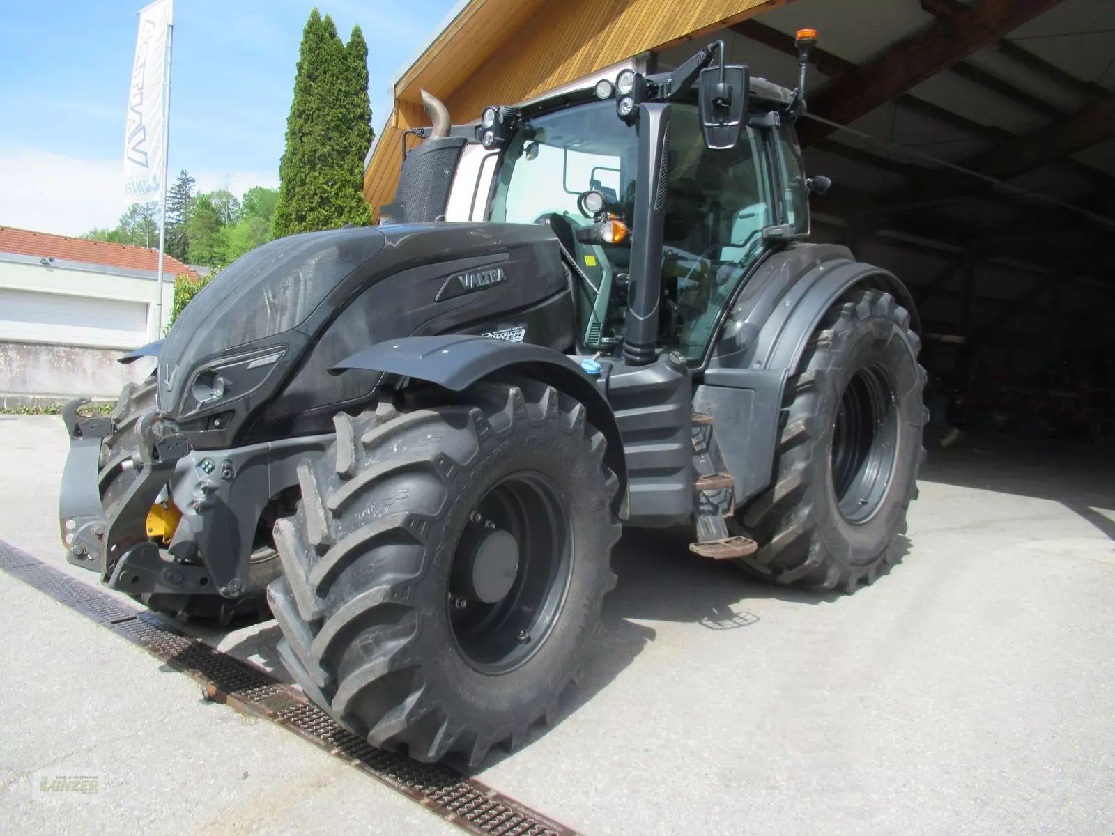 E-FARM: Valtra T214 - Traktor - id YEITTHJ - 92.000 € - Baujahr: 2016 - Abgelesene Motorstunden: 6.060,Motorleistung (PS): 215,Österreich