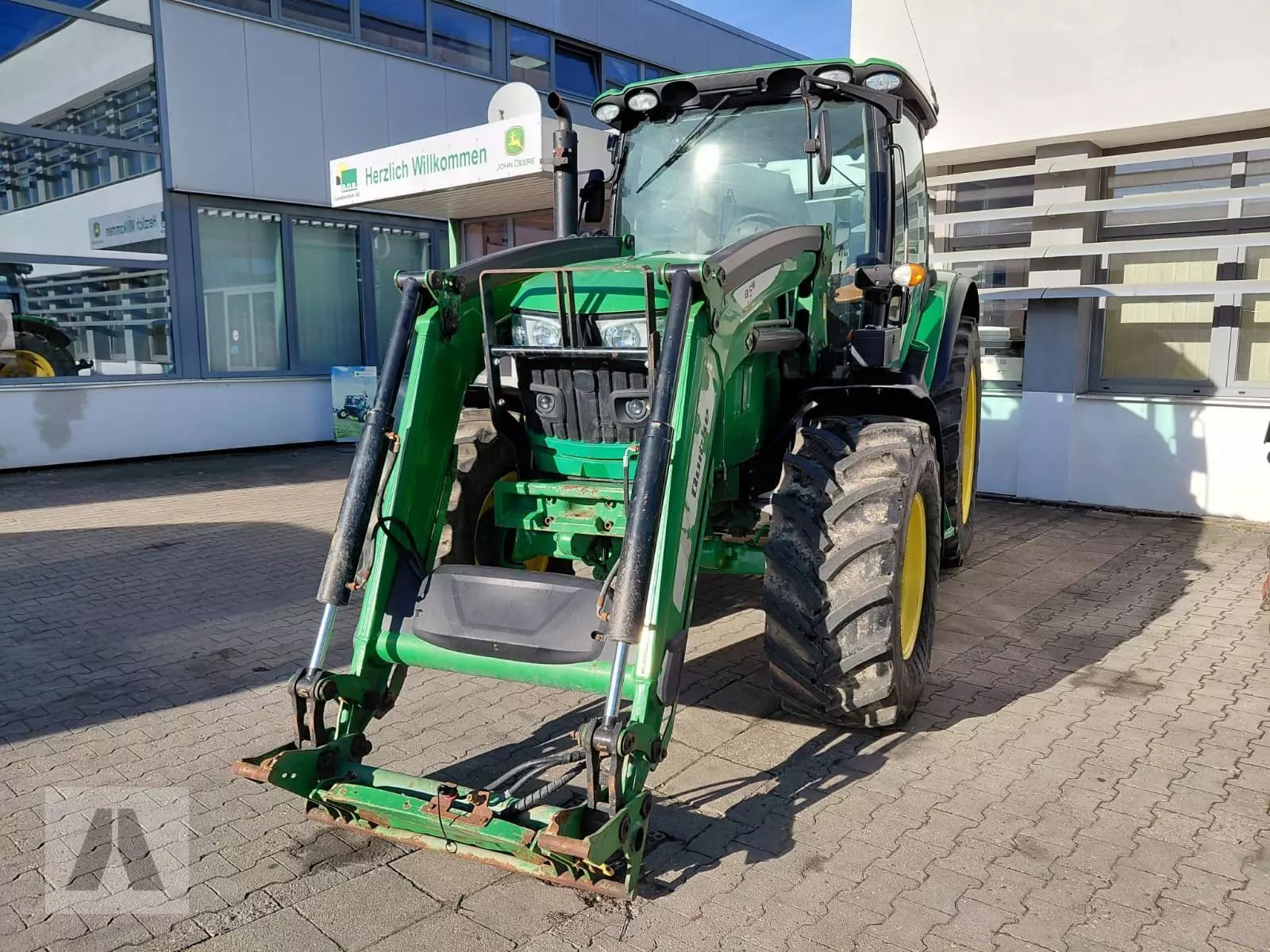 E-FARM: John Deere 6110 R - Traktor - id TSQLY19 - 44.900 € - Baujahr: 2018 - Abgelesene Motorstunden: 10.092,Motorleistung (PS): 110,Deutschland