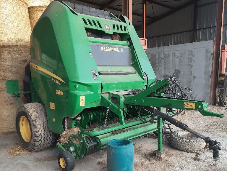E-FARM: John Deere V451M - Presă de balotat - id TGMYCTG - 21.000 EUR - Anul: 2019 - Numărul total de baloți produși: 23.000,Franța