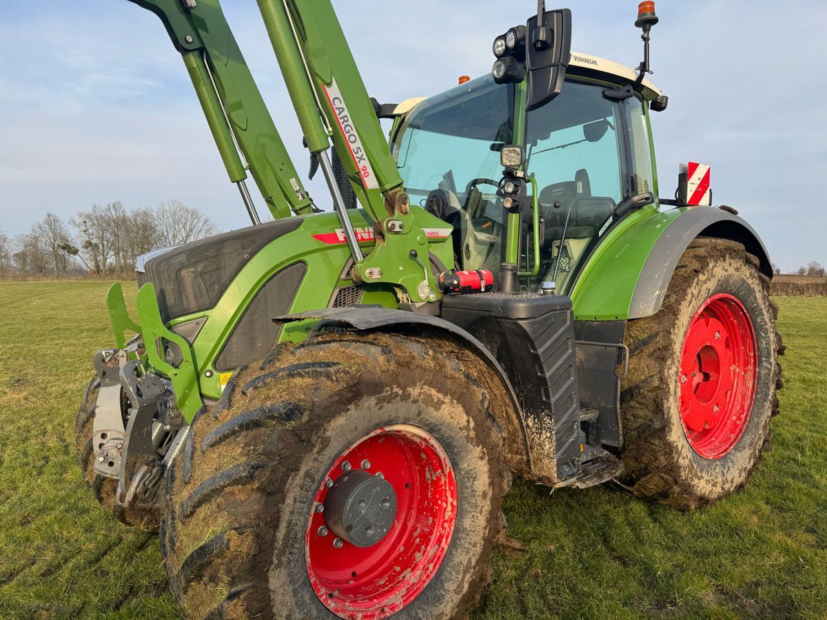 E-FARM: Fendt 720 Vario Power - Tractor - id NWRTCYN - €110,000 - Year of construction: 2022 - Engine hours: 3,400,Engine power (HP): 200,France