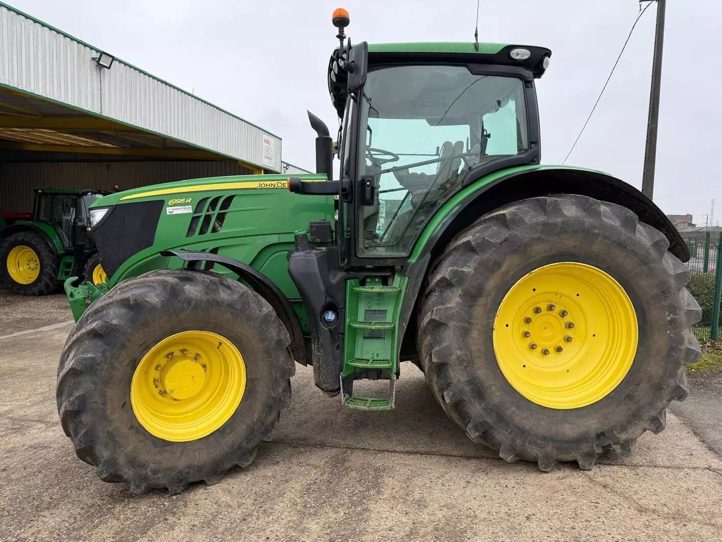 E-FARM: John Deere 6195 R - Traktor - id MHSFLXK - 80.000 € - Baujahr: 2015 - Abgelesene Motorstunden: 7.683,Motorleistung (PS): 195,Frankreich