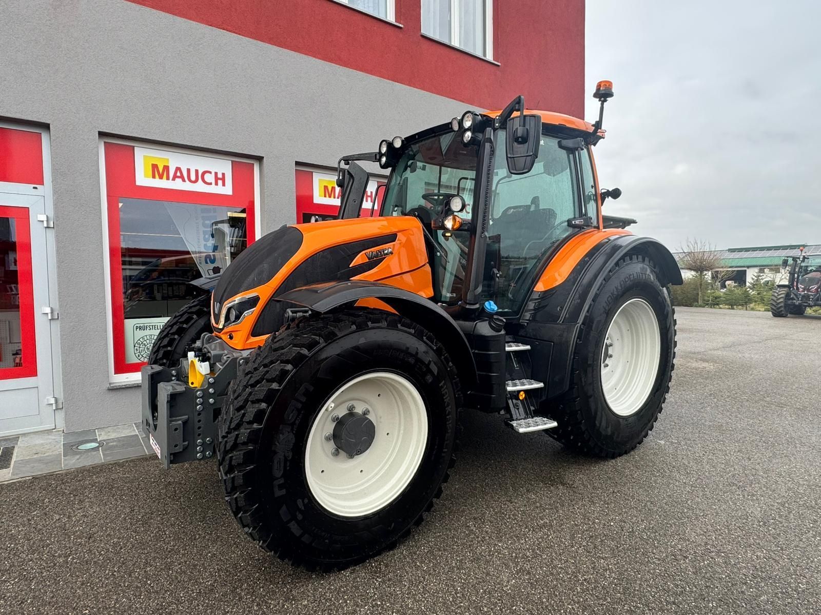 Valtra N 175 Tractor