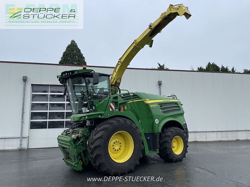 E-FARM: John Deere 8400 - Ensileuse automotrice - id LPCFTZR - 265 000 € - Année: 2018 - Lecture du nombre d'heure: 1 383,Puissance du moteur (chevaux): 540,Allemagne