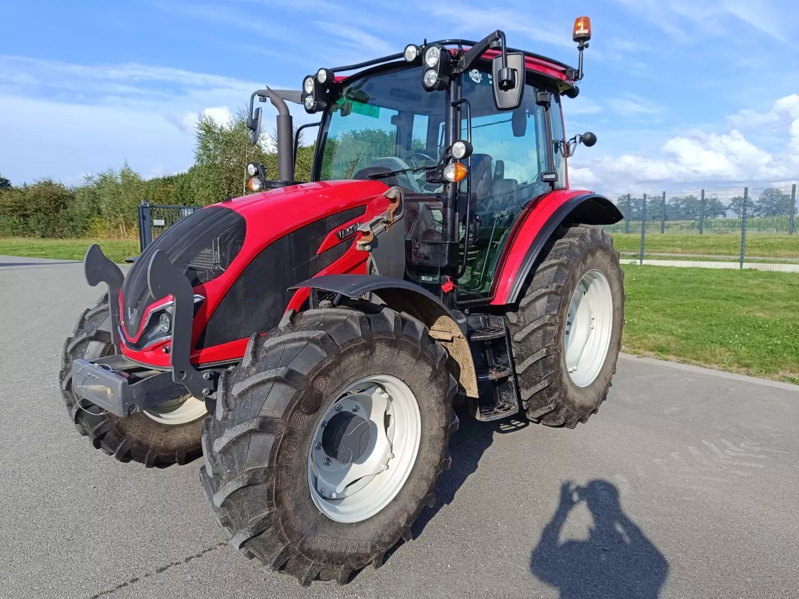 E-FARM: Valtra A105 - Tractor - id SRH69CF - €51,000 - Year of construction: 2022 - Engine hours: 1,285,Engine power (HP): 105,France