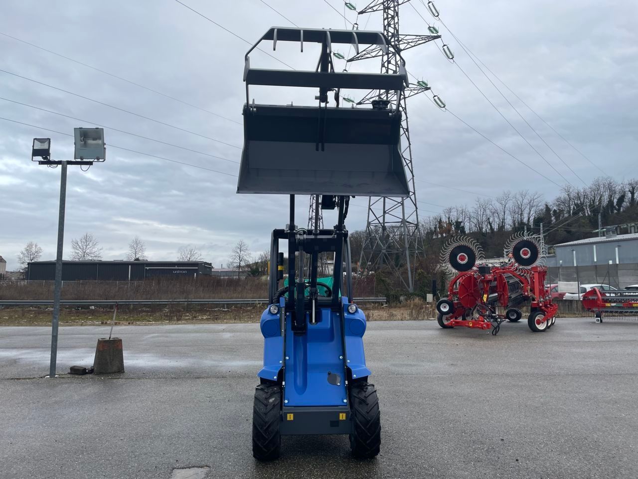 E-FARM: Multione valet de ferme multione 5.2k - bras télescopique avec une hauteur de levage de 2.75 m - Mini cargadora
 - id I6DJQJC - 25.900 € - Año: 2024 - Francia