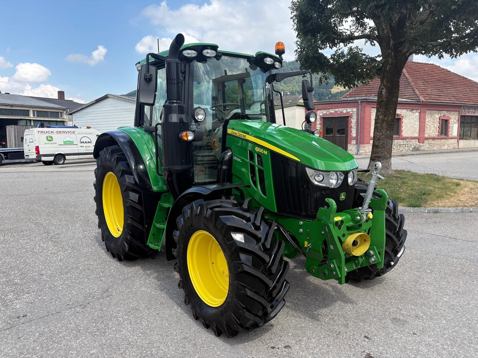 John Deere 6100 M Tractor €117,900