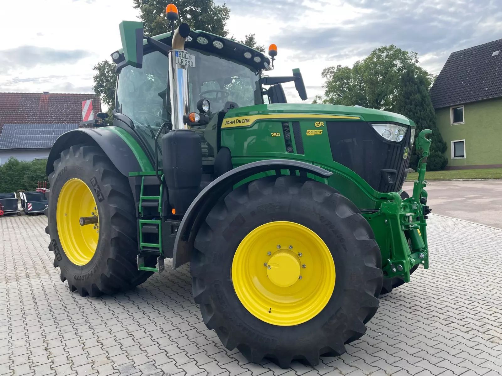 E-FARM: John Deere 6R 250 - Traktor - id MBQHNGE - 195.000 € - Baujahr: 2023 - Abgelesene Motorstunden: 950,Motorleistung (PS): 300,Deutschland