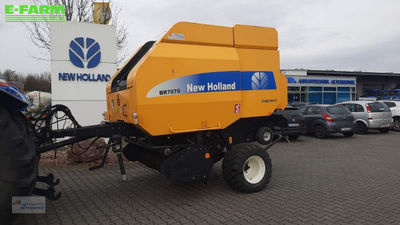 E-FARM: New Holland BR7070 Raffer - Πρέσσα - id KMGJXS9 - 16.387 € - Χρονία: 2012 - Γερμανία