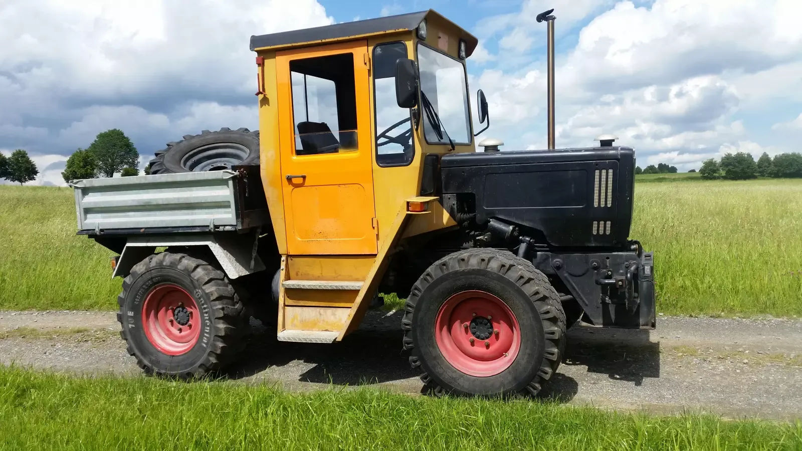 E-FARM: Mercedes-Benz Trac 700 - Tractor - id GXD8P9U - €31,008 - Engine hours: 10 - 500,Engine power (HP): 75,Germany