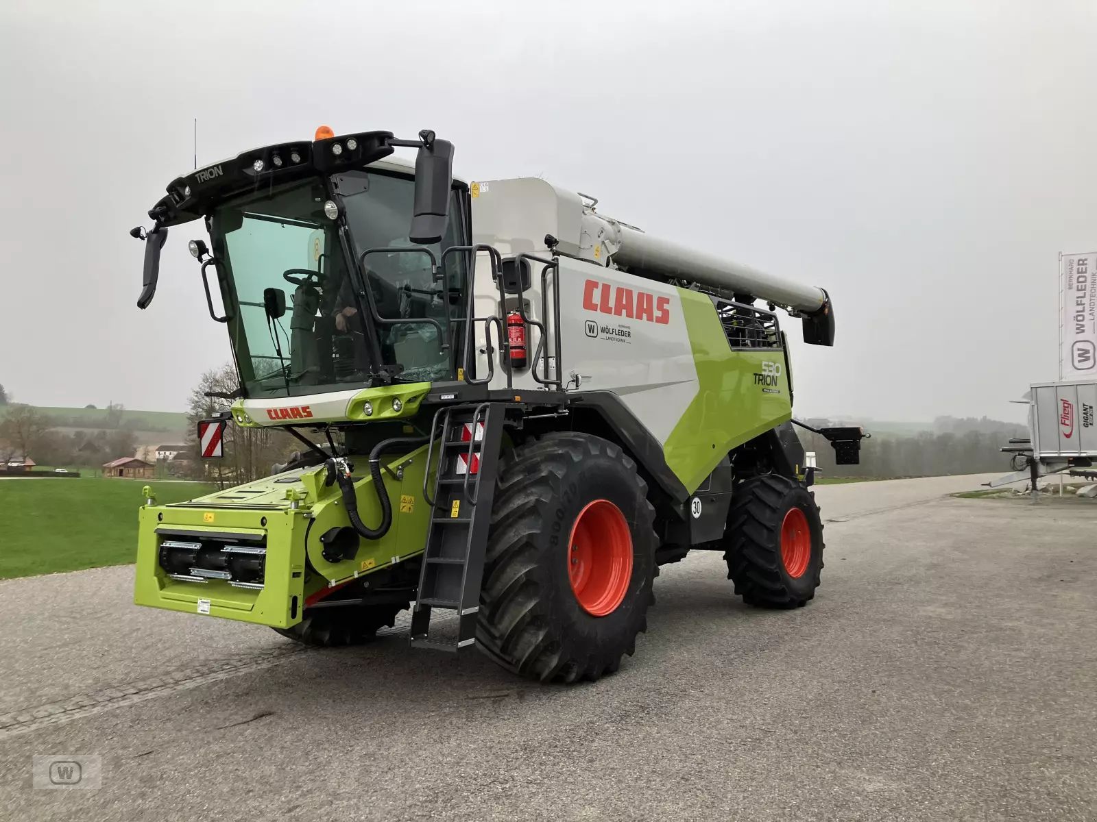 E-FARM: Claas Trion 530 - Kombajn zbożowy - id FIQXSYS - 239 000 € - Rok produkcji: 2013 - Motogodziny: 5,Moc silnika: 306,Austria