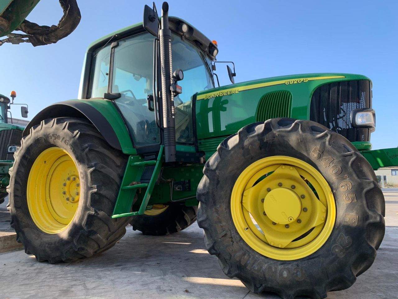 E-FARM: John Deere 6920 Premium Plus - Traktor - id QQQFHSZ - Rok produkcji: 2005 - Motogodziny: 10 000,Moc silnika: 140,Włochy