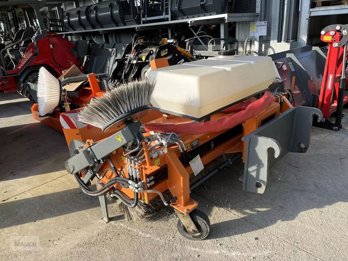 E-FARM: Bema kehrmaschine dual 35 / 2300mm mit weidemann hv - Anbaugerät - id U2XRVRG - 10.833 € - Österreich