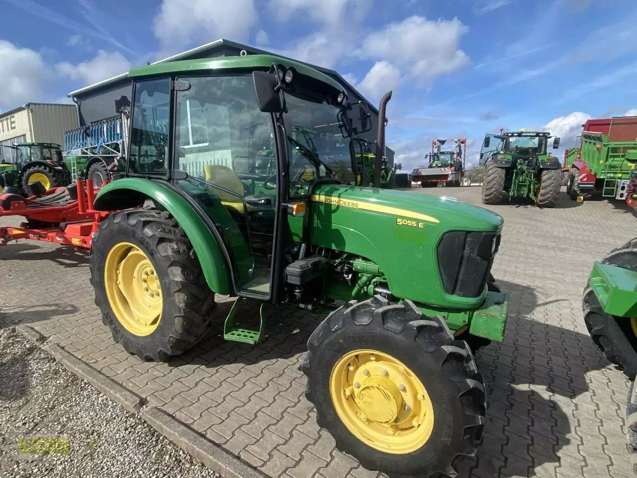 E-FARM: John Deere 5055 E - Traktor - id XYAQYPD - 25.084 € - Baujahr: 2012 - Abgelesene Motorstunden: 2.378,Motorleistung (PS): 54,Deutschland