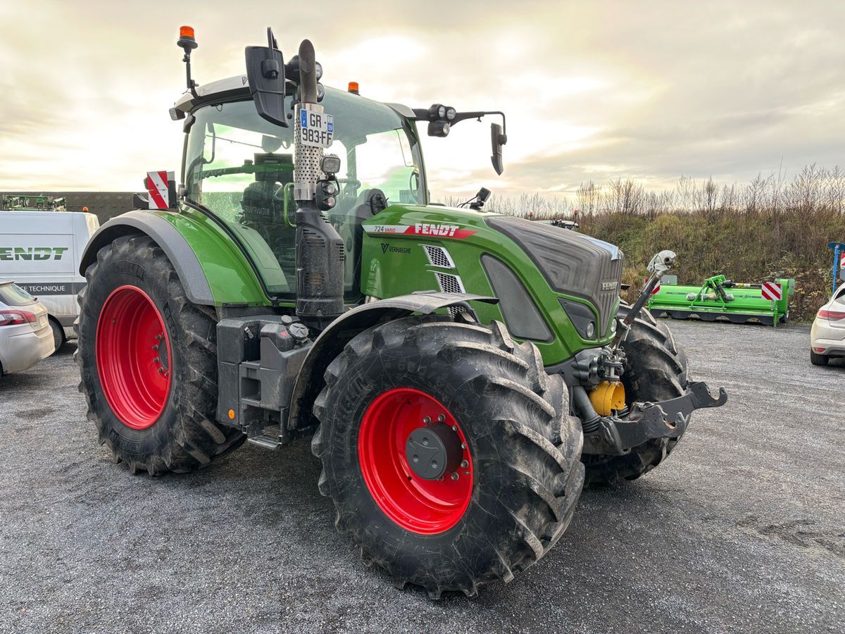 E-FARM: Fendt 724 Vario - Tractor - id LG1Q9F6 - €180,000 - Year of construction: 2023 - Engine hours: 1,750,Engine power (HP): 240,France