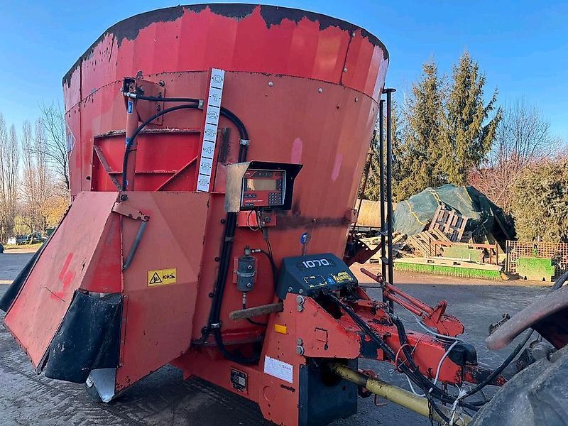 E-FARM: Kuhn euromix 1070 futtermischwagen mischwagen vertikalmischwagen - Mélangeurs d'alimentation - id CFILZEZ - 7 497 € - Année: 2005 - Allemagne