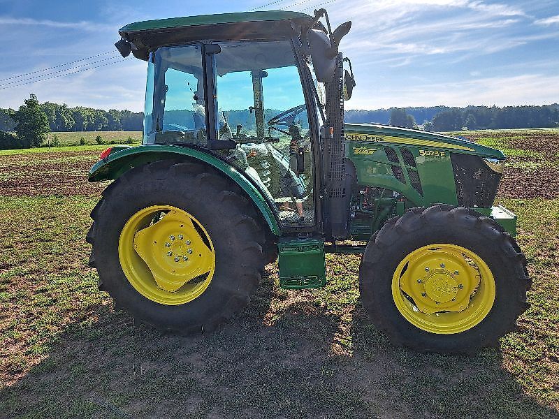 E-FARM: John Deere 5075 E - Traktor - id IEARC2S - 38.000 € - Baujahr: 2022 - Abgelesene Motorstunden: 35,Motorleistung (PS): 75,Deutschland