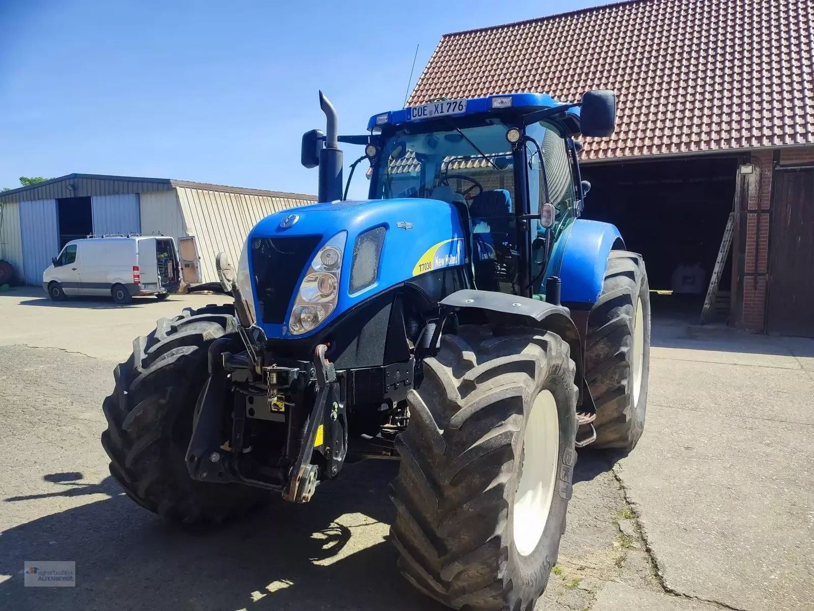 E-FARM: New Holland T7030 AC - Tractor - id AEZL3JW - €44,118 - Year of construction: 2010 - Engine hours: 7,700,Engine power (HP): 200,Germany