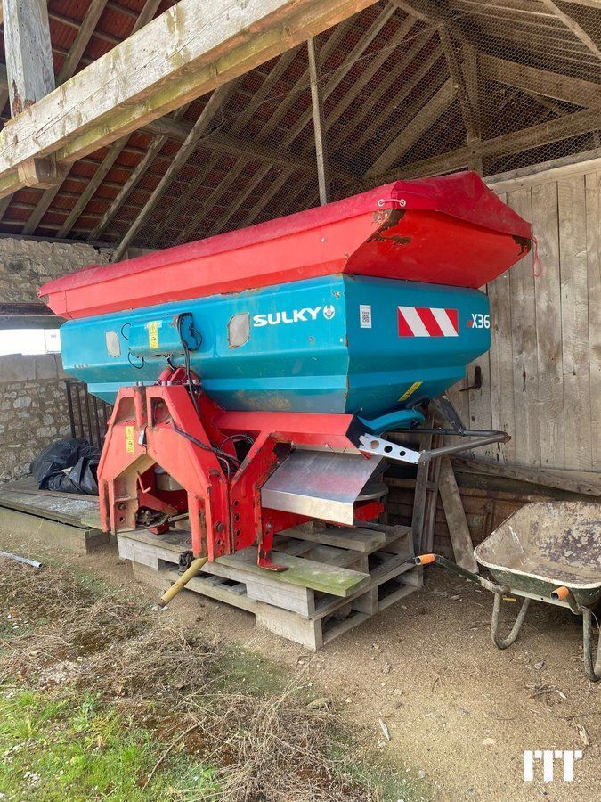 E-FARM: sulky x36 - Epandeur d'engrais - id 576JKZG - 4 900 € - Année: 2013 - France