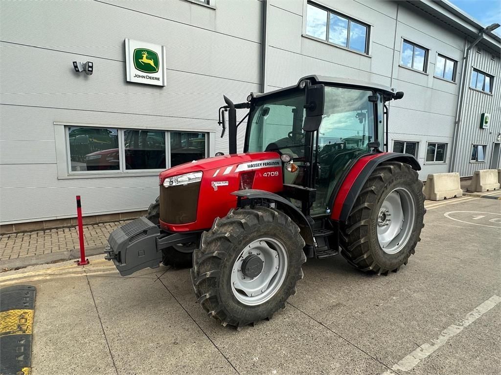 E-FARM: Massey Ferguson 4709 - Tractor - id GM2Y4IT - €34,241 - Year of construction: 2019 - Engine hours: 160,Engine power (HP): 95,United Kingdom