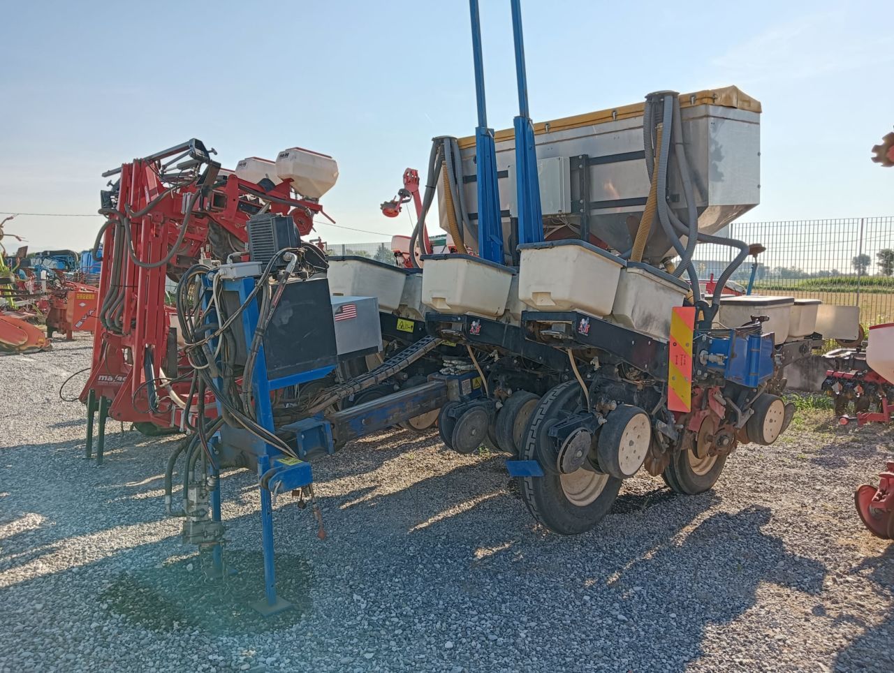 E-FARM: Kinze 3000 8 file - Precision drill - id U7BU5DY - €24,000 - Year of construction: 2010 - Italy