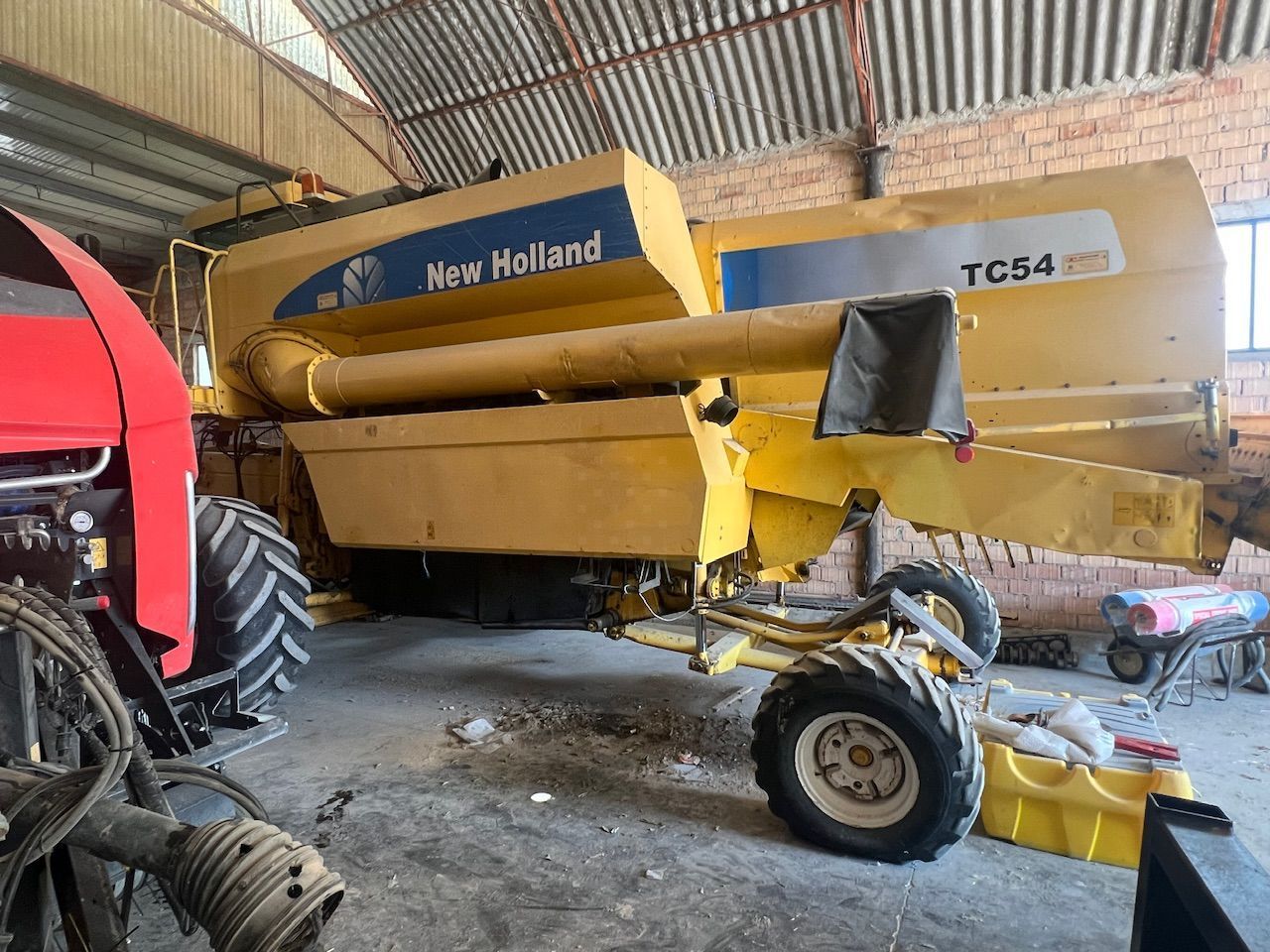 E-FARM: New Holland TC 54 - Kombajn zbożowy - id MVHWBJB - Rok produkcji: 2006 - Włochy