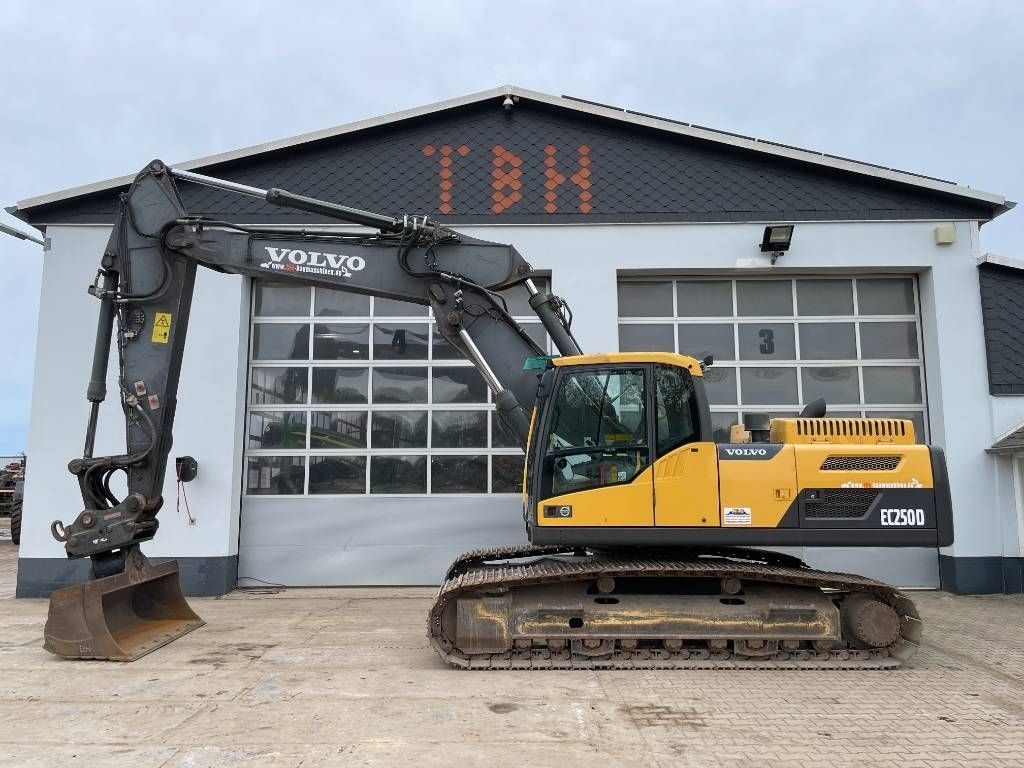 VOLVO ec 250 d n l optional mit oilquick oq7055 Pásové rypadlo 51 900 €