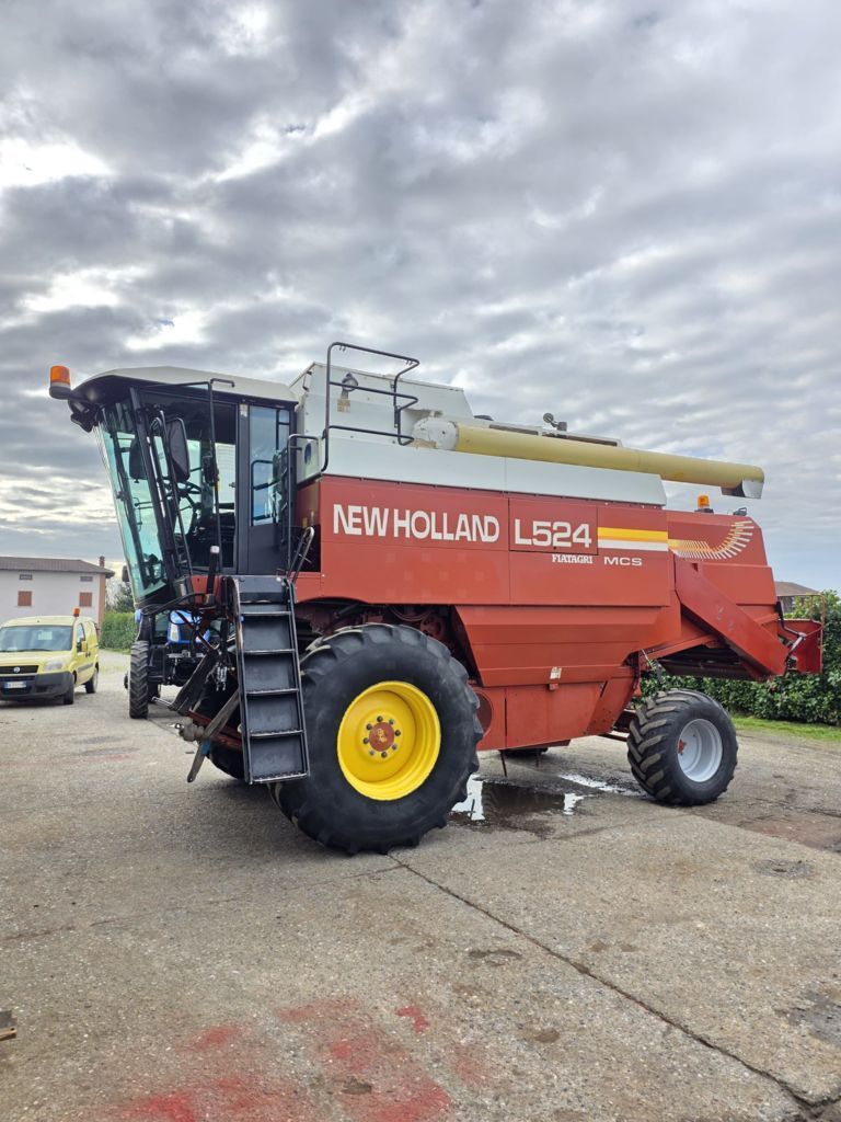 New Holland l524 Combine harvester