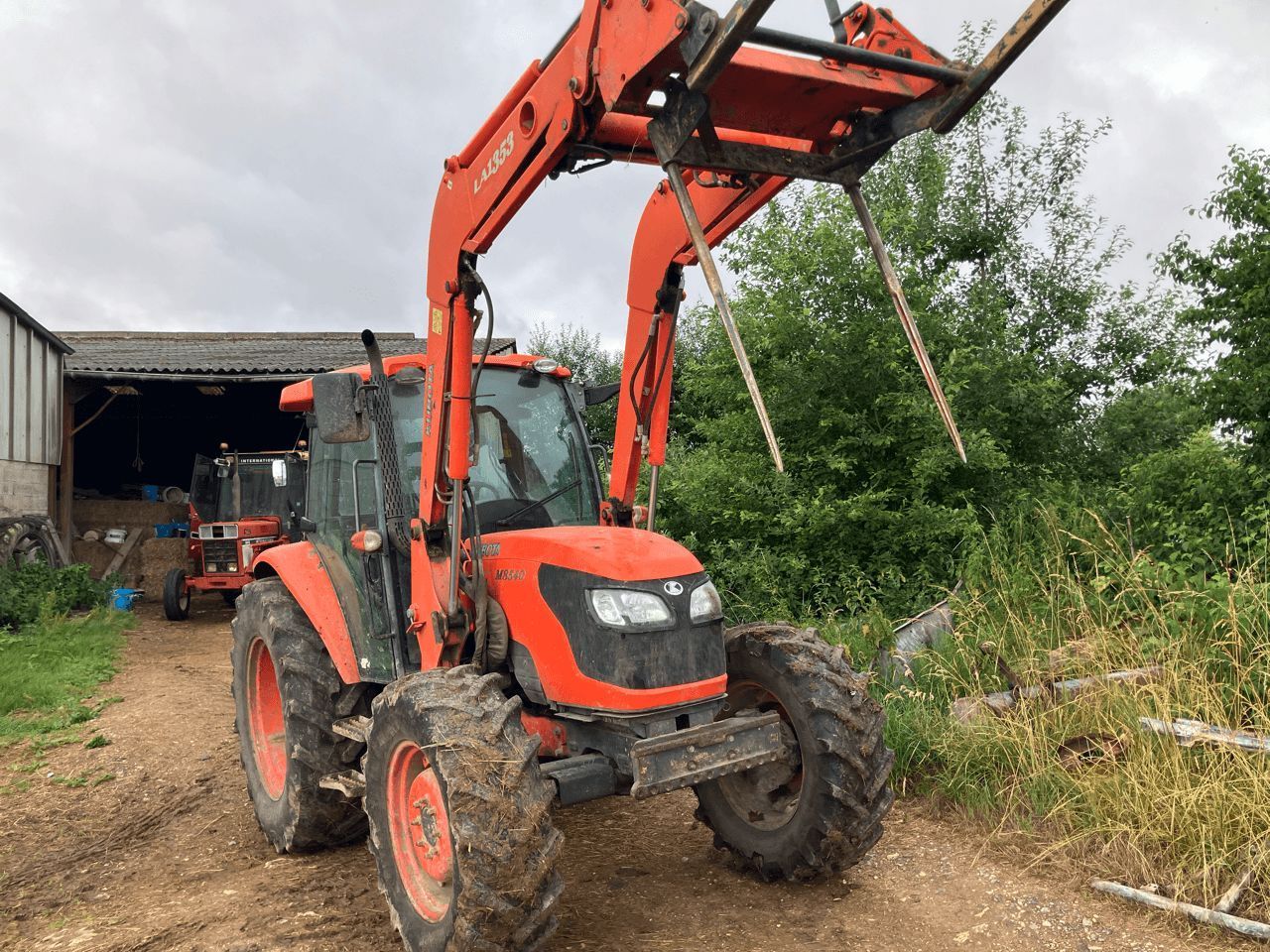 E-FARM: Kubota M 8540 - Tractor - id QSARMG9 - Año: 2011 - Horas: 5600,Potencia del motor: 85,Francia