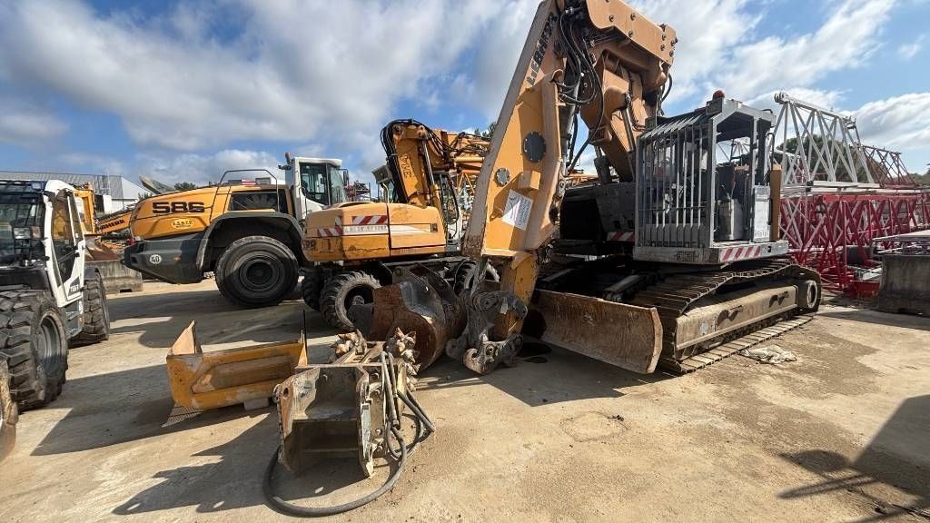 Liebherr r 924 compact Crawler excavator €70,000