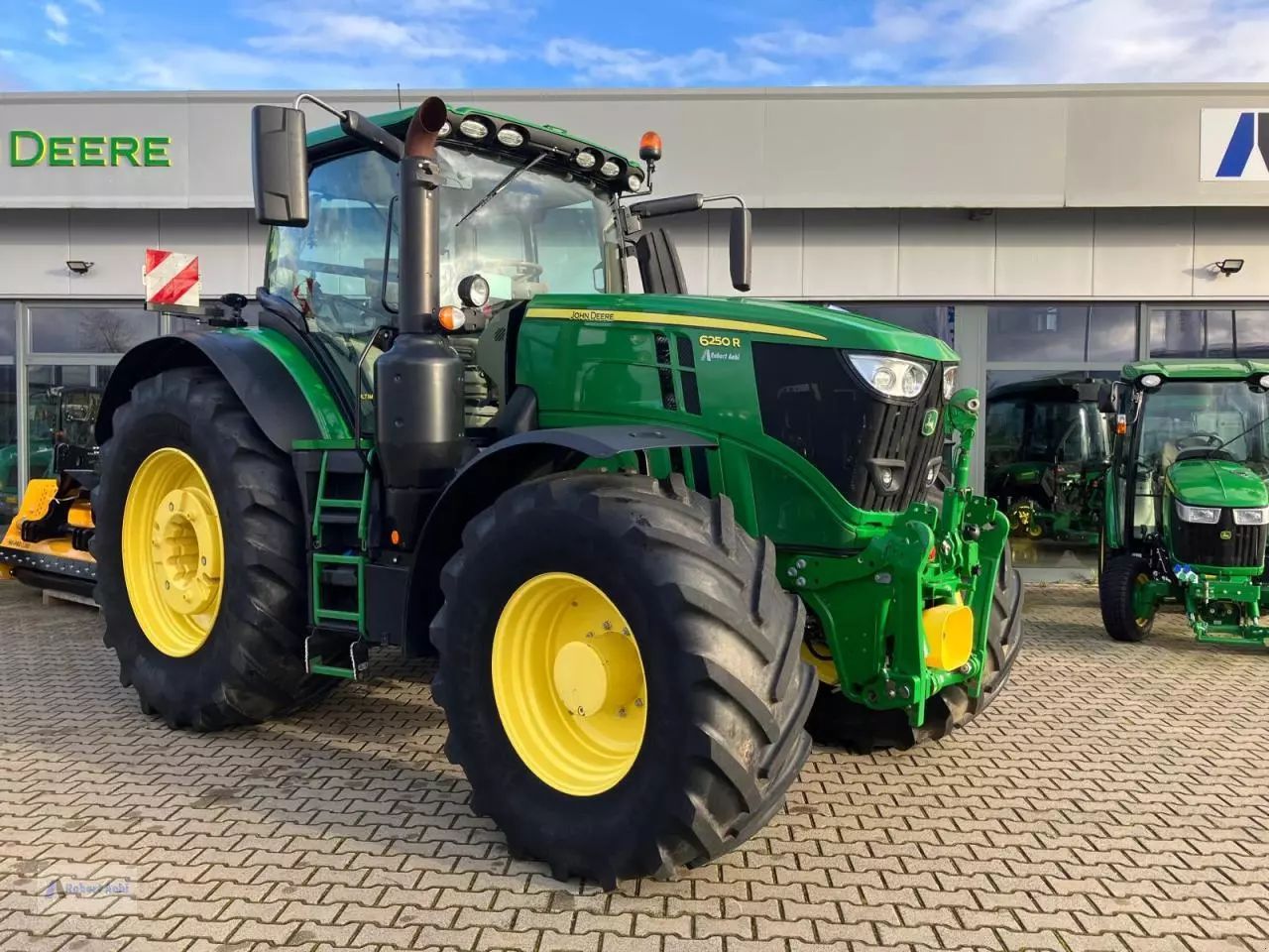 John Deere 6250 R Tractor 155.000 €