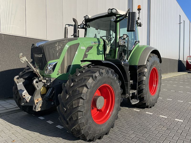 E-FARM: Fendt 826 Vario - Tracteur - id CM5HUJW - 130 000 € - Année: 2015 - Lecture du nombre d'heure: 5 300,Puissance du moteur (chevaux): 240,Pays-Bas