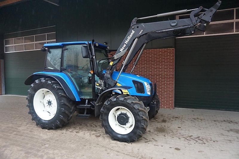 E-FARM: New Holland T5040 - Traktor - id PHDEUQW - 44.500 € - Baujahr: 2010 - Abgelesene Motorstunden: 860,Motorleistung (PS): 86,Deutschland