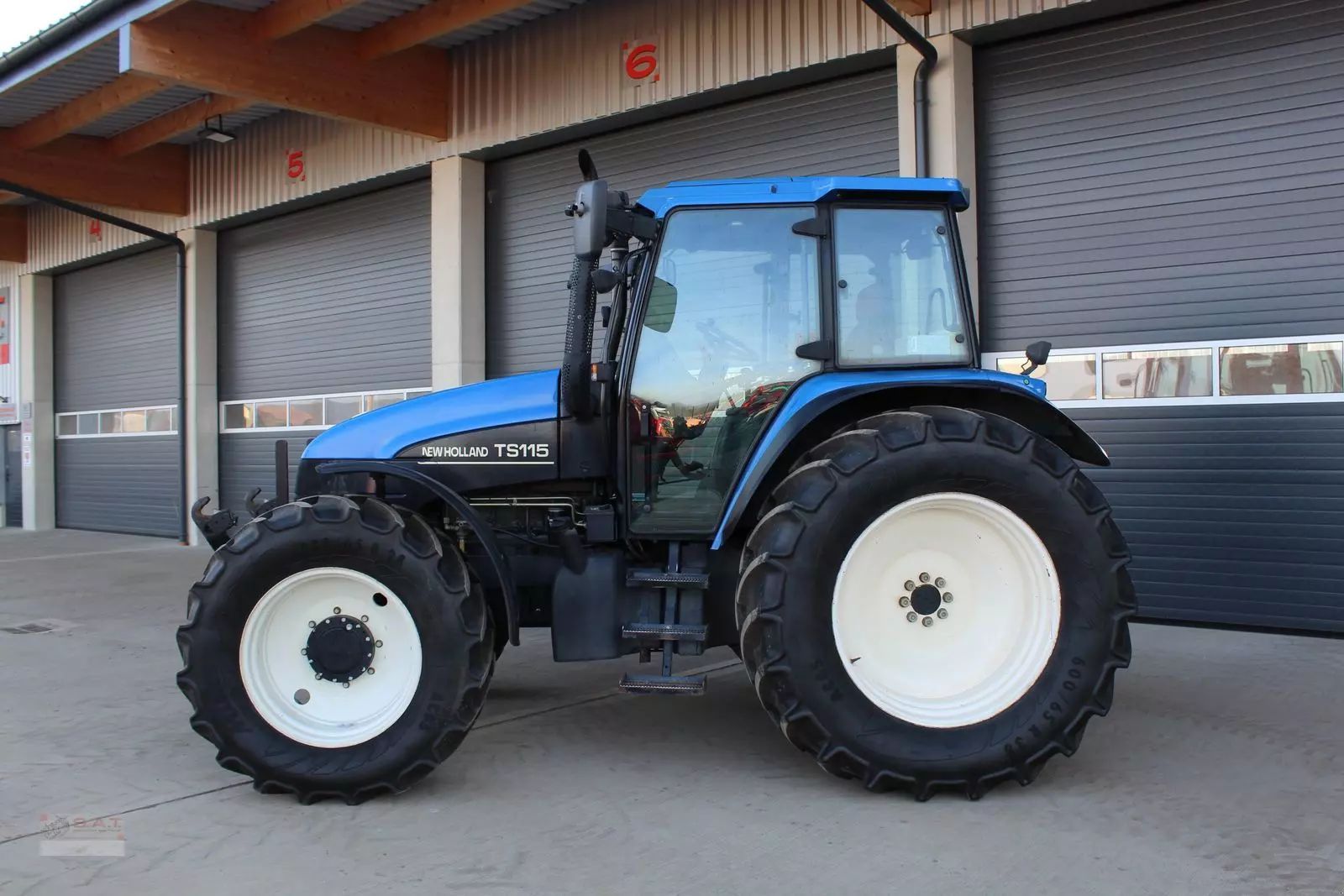 E-FARM: New Holland TS115 - Tractor - id IZCWHAC - €41,504 - Year of construction: 2003 - Engine hours: 5,500,Engine power (HP): 115,Austria