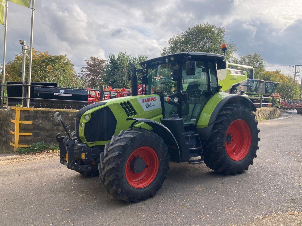 E-FARM: Claas Arion 650 - Trattore - id 5P56BH7 - 75.767 € - Anno di costruzione: 2017 - Ore: 4.750,Potenza del motore: 185,Regno Unito