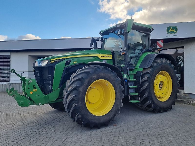 E-FARM: John Deere 8R 410 - Traktor - id SNEJBB5 - 299 000 EUR - Gyártási év: 2024 - Üzemóra (motor): 680,Motor teljesítménye (LE): 410,Németország
