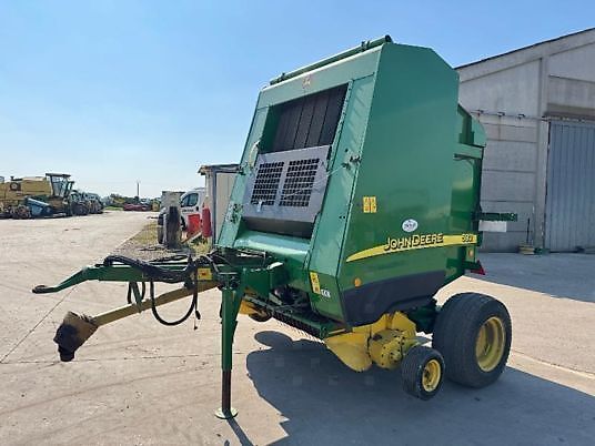 E-FARM: John Deere 592 - Пресс-подборщик - id JGM1HSX - 6 800 € - Год выпуска: 2003 - Произведенные тюки: 17 600,Франция