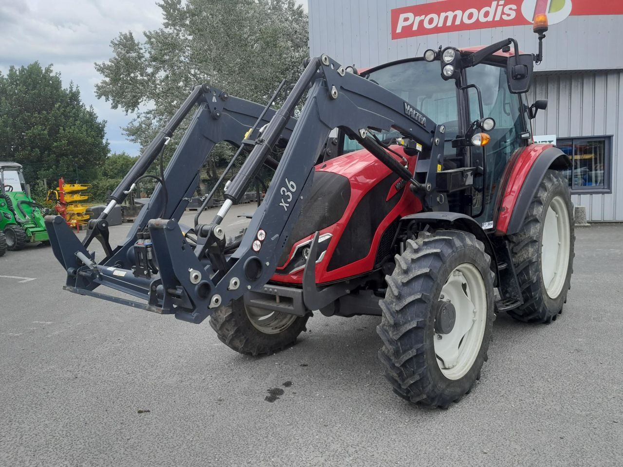 E-FARM: Valtra A75 - Tractor - id S5ATGSS - €49,000 - Year of construction: 2022 - Engine hours: 860,Engine power (HP): 75,France