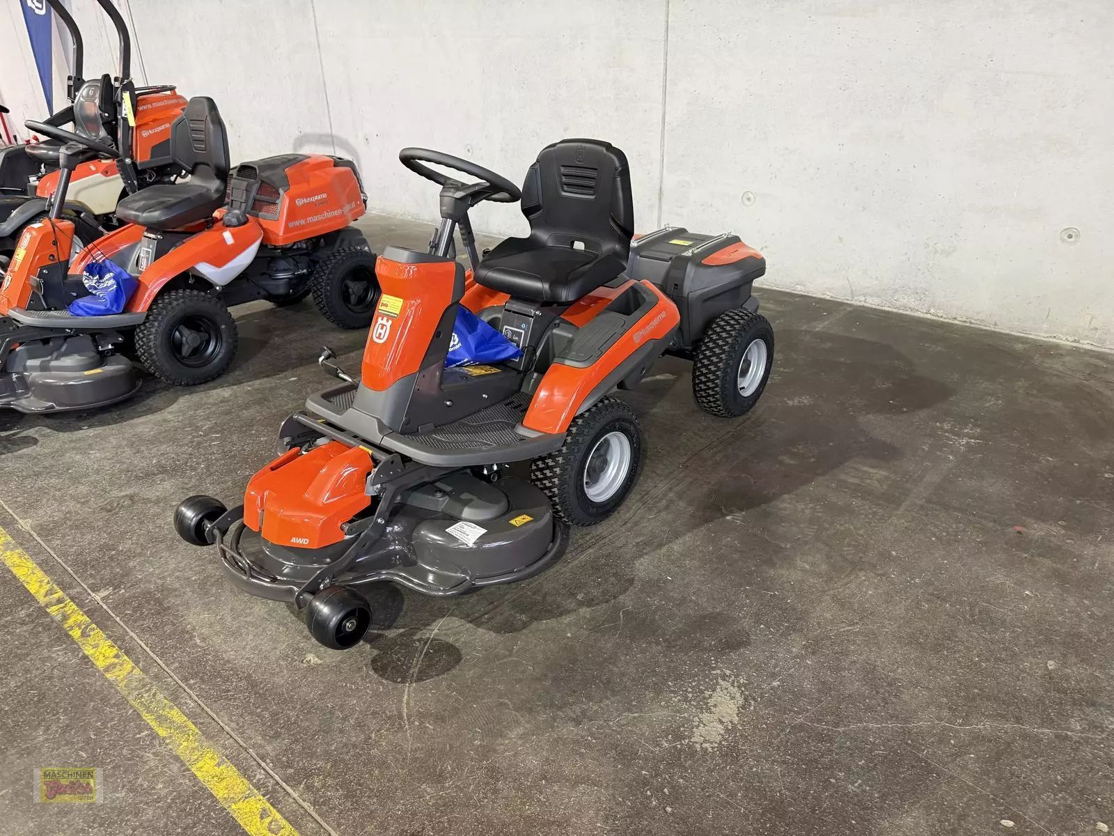 E-FARM: Husqvarna r 200ix awd rider mit allrad und elektroantrieb - Kosilnica za travo - id GKEBJC9 - 6.408 € - Leto izgradnje: 2025 - Avstrija