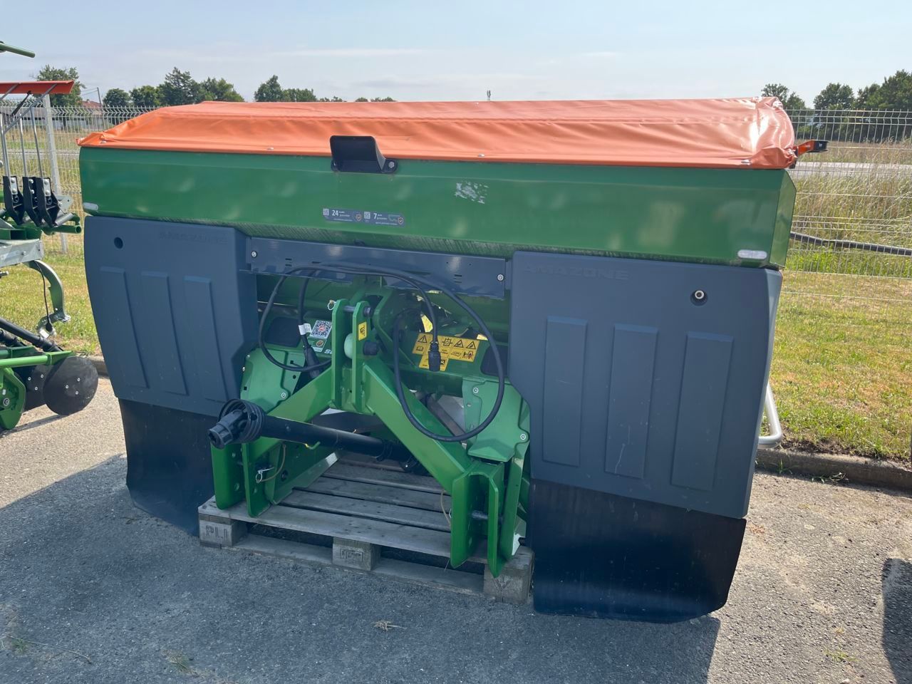 E-FARM: Amazone zav 1700 - Fertiliser spreader - id YG9CBWX - €16,300 - Year of construction: 2023 - France