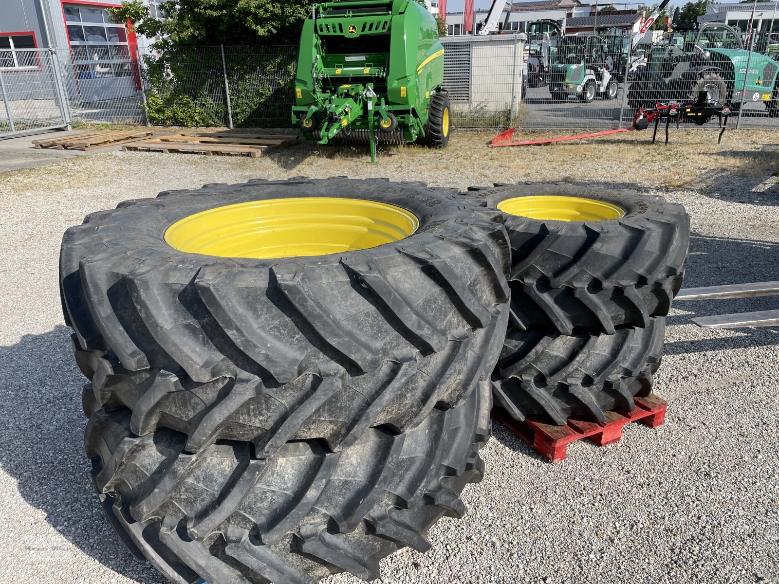 TRELLEBORG 540/65 r24 u. 600/65 r38 wheel_and_track €6,723