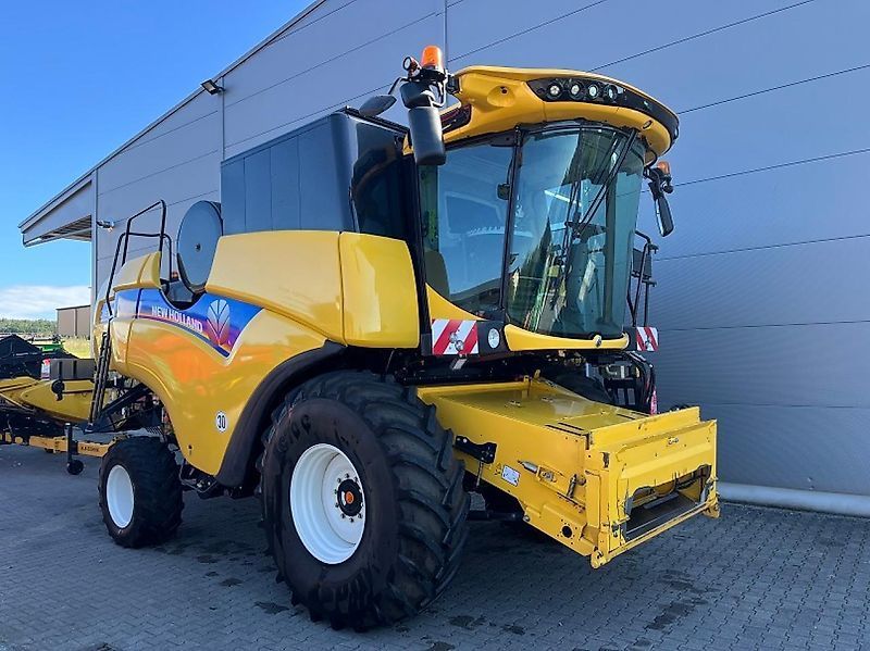 E-FARM: New Holland cx 6.90 - Cosechadora - id GUM4ZN9 - 189.000 € - Año: 2017 - Horas: 850,Potencia del motor: 306,Alemania