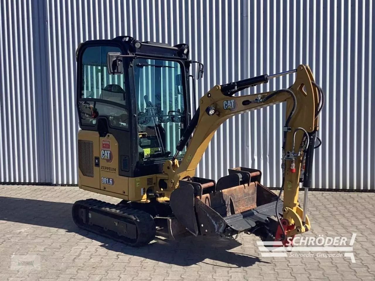 E-FARM: Caterpillar 301.6 + böckmann anhänger - Gravemaskine - id 5TLYSL1 - 26.870 € - Produktionsår: 2021 - Motoreffekt (HP): 22,Tyskland