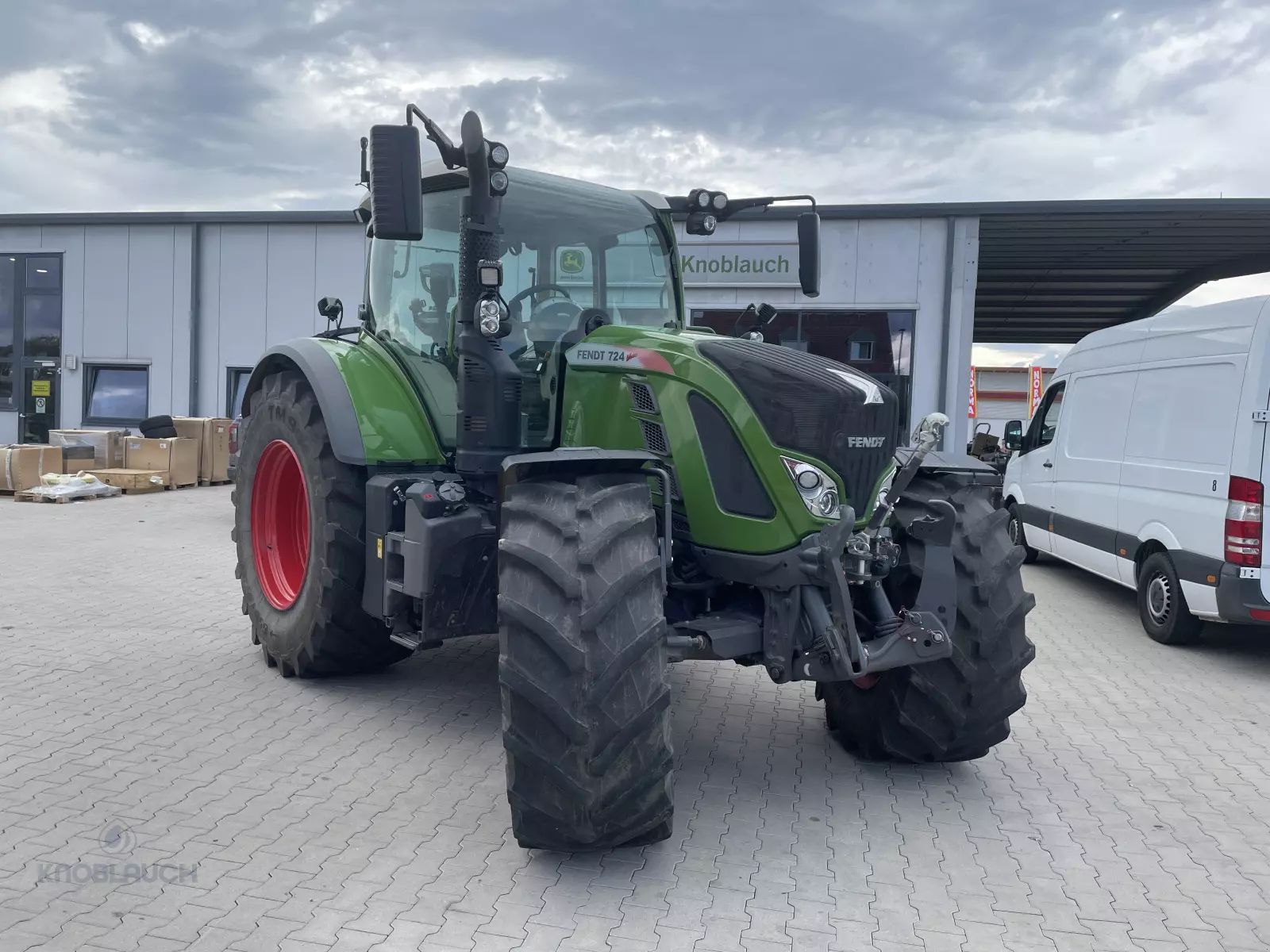 E-FARM: Fendt 724 Vario Profi - Tractor - id EXY7XEL - €131,900 - Year of construction: 2017 - Engine hours: 2,410,Engine power (HP): 238,Germany