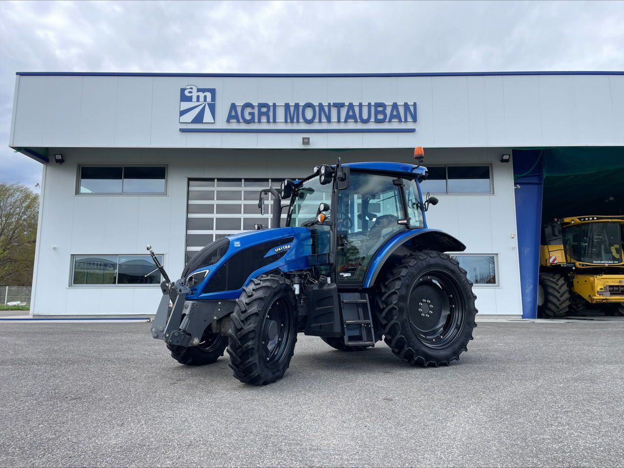 E-FARM: Valtra A104 - Traktor - id HGCBZHG - 54.000 € - Baujahr: 2020 - Abgelesene Motorstunden: 1.900,Motorleistung (PS): 100,Frankreich