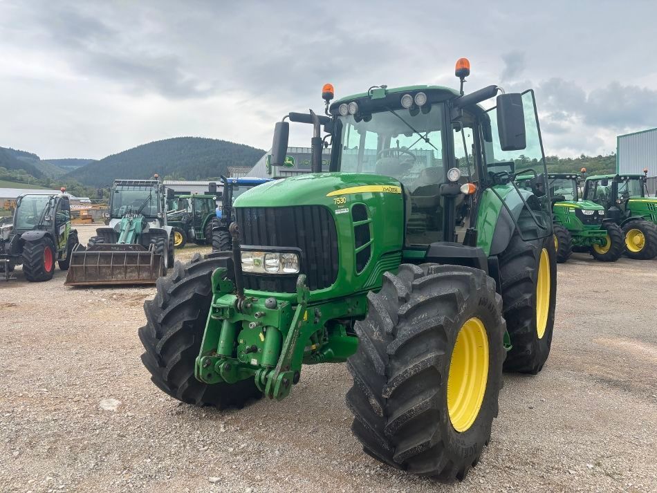 E-FARM: John Deere 7530 Premium - Traktor - id TZ25GQR - 56.000 € - Baujahr: 2009 - Abgelesene Motorstunden: 7.540,Motorleistung (PS): 185,Frankreich