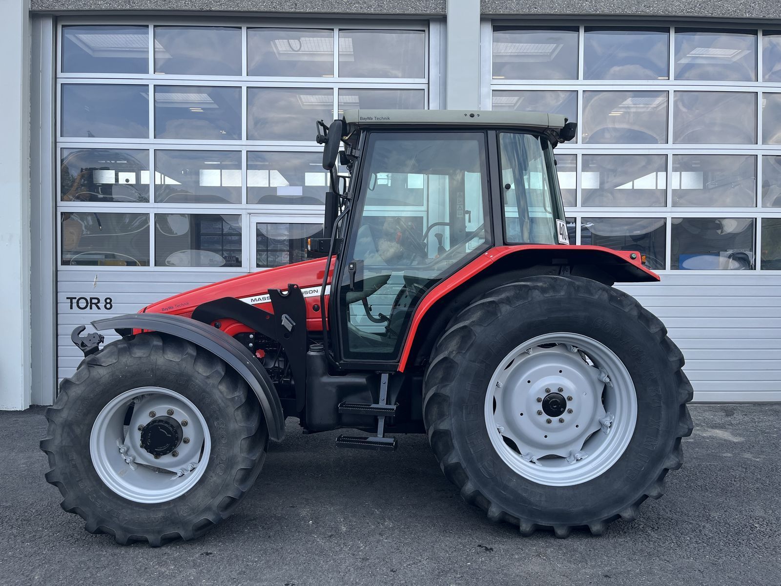 E-FARM: Massey Ferguson 4335 - Tractor - id MSJLEGF - €34,992 - Year of construction: 2003 - Engine hours: 4,950,Engine power (HP): 85,Austria