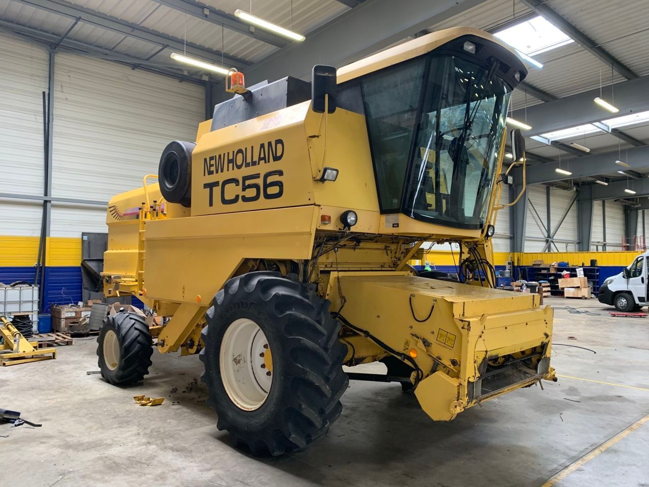 E-FARM: New Holland TC 56 - Cosechadora - id 4ESQVNQ - Año: 2001 - Horas: 3250,Francia